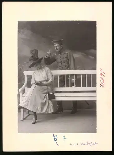 Fotografie Brück & Sohn Meissen, Ansicht Meissen i. Sa., Sächsischer Husar in Uniform massregelt seine Liebste