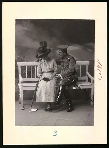 Fotografie Brück & Sohn Meissen, Ansicht Meissen i. Sa., Husar in Uniform nebst Dame auf einer Parkbank sitzend