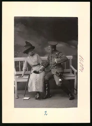 Fotografie Brück & Sohn Meissen, Ansicht Meissen i. Sa., Sächsischer Husar in Uniform gesteht junger Dame seine Liebe