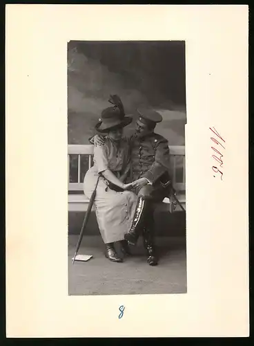 Fotografie Brück & Sohn Meissen, Ansicht Meissen i. Sa., Sächsischer Husar in Uniform flirtet mit junger Dame