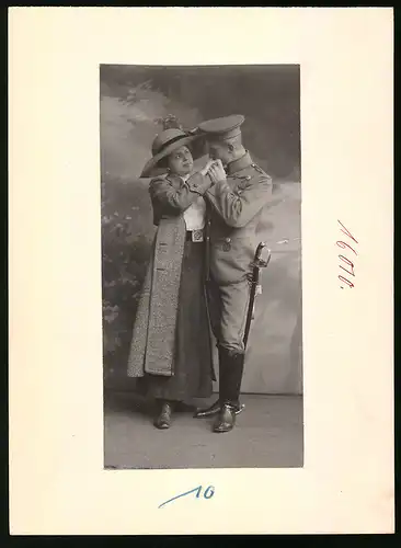 Fotografie Brück & Sohn Meissen, Ansicht Meissen i. Sa., Sächsischer Husar küsst die Hand seiner Liebsten