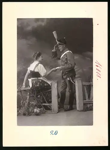 Fotografie Brück & Sohn Meissen, Ansicht Meissen i. Sa., Sächsischer Husar salutiert & überreicht Frau einen Brief