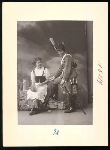 Fotografie Brück & Sohn Meissen, Ansicht Meissen i. Sa., Sächsischer Husar reicht seiner Liebsten die Hand