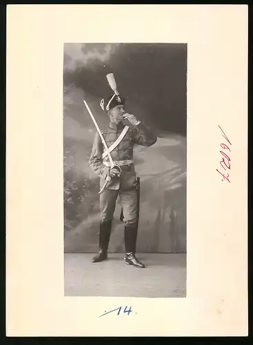 Fotografie Brück & Sohn Meissen, Ansicht Meissen i. Sa., Sächsischer Husar in Paradeuniform hat seinen Säbel gezogen