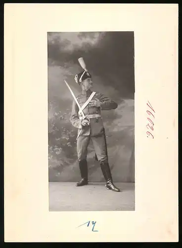 Fotografie Brück & Sohn Meissen, Ansicht Meissen i. Sa., Sächsischer Husar in Uniform mit Säbel Kampfbereit