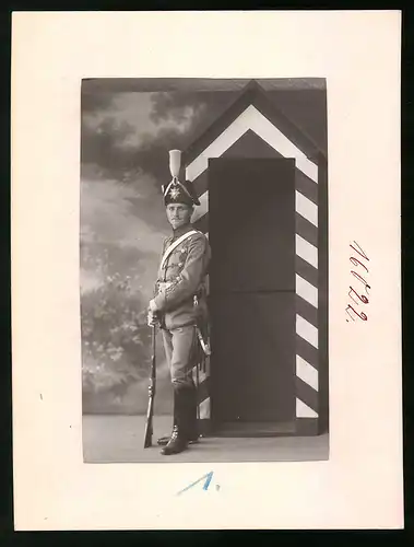 Fotografie Brück & Sohn Meissen, Ansicht Meissen i. Sa., Sächsischer Husar mit Gewehr auf Wachposten am Schilderhaus