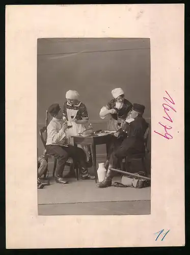 Fotografie Brück & Sohn Meissen, Ansicht Meissen i. Sa., Sächsische Pioniere werden von Damen im Quartier bedient