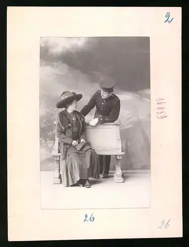 Fotografie Brück & Sohn Meissen, Ansicht Meissen i. Sa., Sächsischer Artillerist flirtet mit Dame auf einer Parkbank