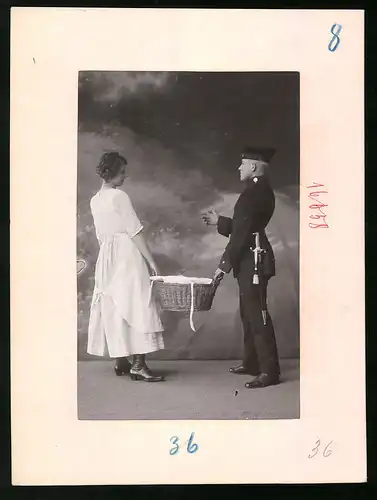 Fotografie Brück & Sohn Meissen, Ansicht Meissen i. Sa., Sächsischer Artillerist hilft Waschmädel beim tragen der Wäsche