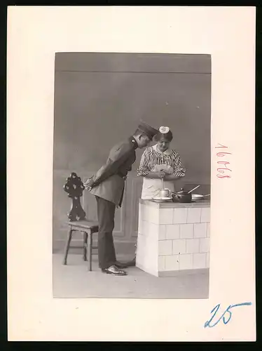 Fotografie Brück & Sohn Meissen, Ansicht Meissen i. Sa., Sächsischer Infanterist bei der Köchin in der Küche