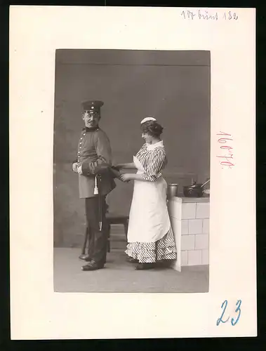 Fotografie Brück & Sohn Meissen, Ansicht Meissen i. Sa., Sächsischer Infanterist bekommt extra Proviant in der Küche