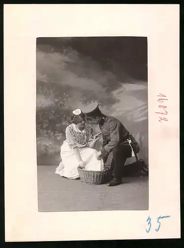 Fotografie Brück & Sohn Meissen, Ansicht Meissen i. Sa., Infanterist Kgl. Sächs. Infanterie-Regiment Nr. 177 & Waschmädel