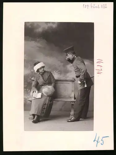 Fotografie Brück & Sohn Meissen, Ansicht Meissen i. Sa., Infanterist K. S. Inf.-Rgt. Nr. 177 salutiert vor Mädchen