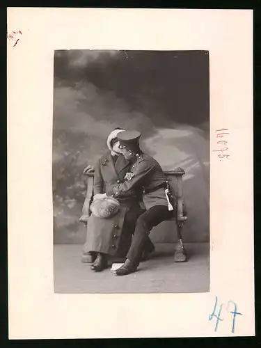 Fotografie Brück & Sohn Meissen, Ansicht Meissen i. Sa., Infanterist K. S. Inf.-Rgt. Nr. 177 küsst Mädchen auf der Bank