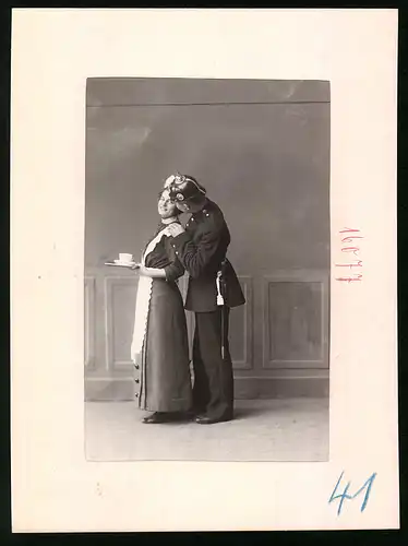 Fotografie Brück & Sohn Meissen, Ansicht Meissen i. Sa., Infanterist K. S. Inf.-Rgt. Nr. 177 flirtet mit Dienstmagd