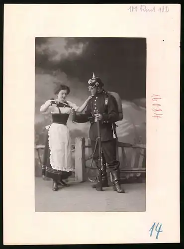 Fotografie Brück & Sohn Meissen, Ansicht Meissen i. Sa., Infanterist K. S. Inf.-Rgt. Nr. 177 m. Wein in seine Feldflasche