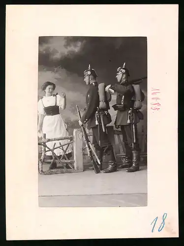 Fotografie Brück & Sohn Meissen, Ansicht Meissen i. Sa., Infanteristen K. S. Inf.-Rgt. Nr. 177 & Dame im Quartier