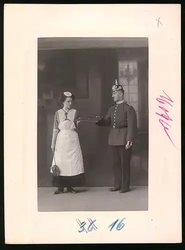 Fotografie Brück & Sohn Meissen, Ansicht Meissen i. Sa., Sächsischer Garde Grenadier mit Pickelhaube & Putzfrau