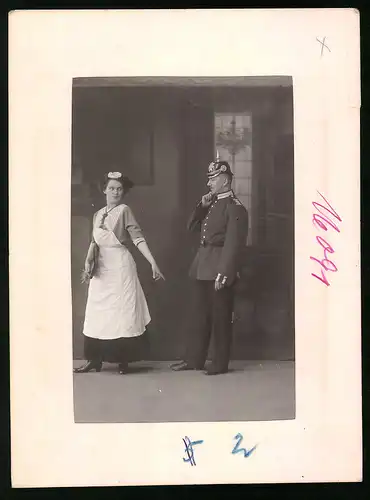 Fotografie Brück & Sohn Meissen, Ansicht Meissen i. Sa., Sächsischer Garde Grenadier wird von Putzfrau zurechtgewiesen