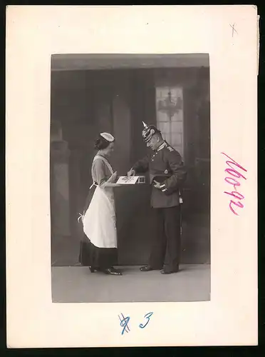 Fotografie Brück & Sohn Meissen, Ansicht Meissen i. Sa., Sächsischer Garde Grenadier flirtet mit Dienstmagd
