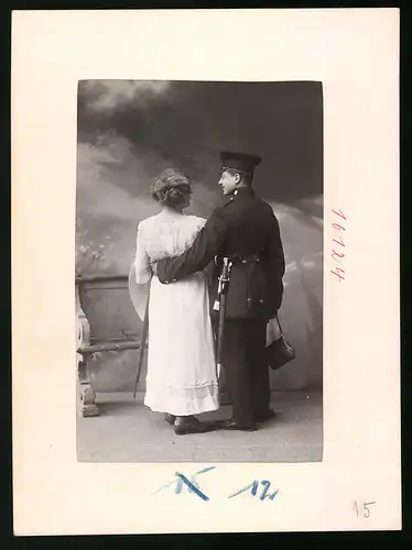 Fotografie Brück & Sohn Meissen, Ansicht Meissen i. Sa., Sächsischer Garde Schütze Rgt. Prinz Georg Nr. 108 mit Dame