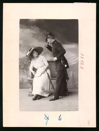 Fotografie Brück & Sohn Meissen, Ansicht Meissen i. Sa., Sächsischer Garde Schütze Rgt. Prinz Georg Nr. 108 salutiert