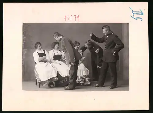 Fotografie Brück & Sohn Meissen, Ansicht Meissen i. Sa., Infanteristen K. S. Inf.-Rgt. Nr. 177 & Musiker im Wirtshaus