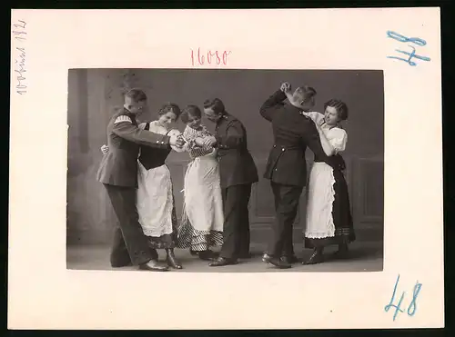 Fotografie Brück & Sohn Meissen, Ansicht Meissen i. Sa., Infanteristen K. S. Inf.-Rgt. Nr. 177 Tanzen im Wirtshaus