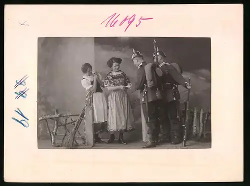 Fotografie Brück & Sohn Meissen, Ansicht Meissen i. Sa., Sächsische Garde Grenadiere & hübsche Damen im Quartier