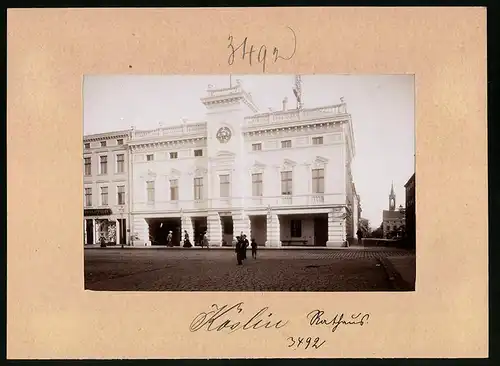 Fotografie Brück & Sohn Meissen, Ansicht Köslin, Am Markt mit Textil-Laden von Lüdtke & Schwerdtfeger neben dem Rathaus