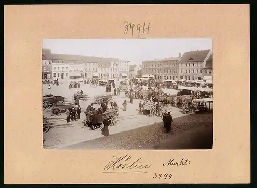 Fotografie Brück & Sohn Meissen, Ansicht Köslin, Marktplatz mit Marktständen am Markttag, Deutsches Haus & Ladengeschäft