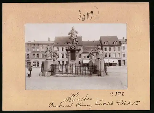 Fotografie Brück & Sohn Meissen, Ansicht Köslin, Marktplatz Laden Wilhelm Strahl, Denkmal König-Friedrich-Wilhelm I.