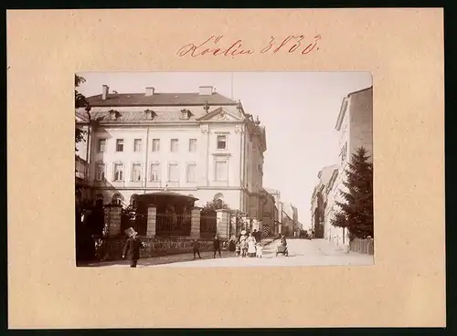 Fotografie Brück & Sohn Meissen, Ansicht Köslin, Strasse am Regierungsgebäude