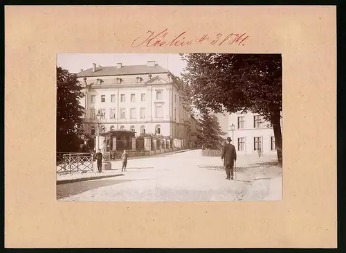 Fotografie Brück & Sohn Meissen, Ansicht Köslin, Litfasssäule vor dem Regierungsgebäude