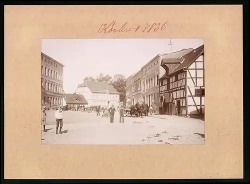 Fotografie Brück & Sohn Meissen, Ansicht Köslin, Strassenansicht mit Wohn - und Geschäftshäusern, Fachwerkhaus