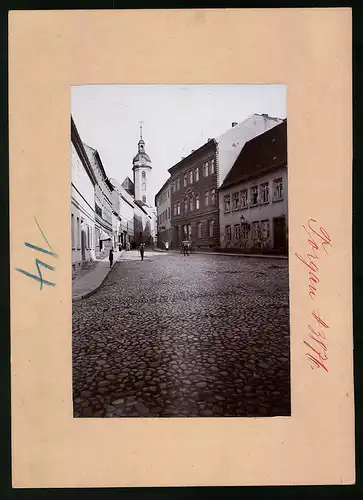 Fotografie Brück & Sohn Meissen, Ansicht Torgau, Blick in die Ritterstrasse mit Kneipe und Geschäften, Kirche