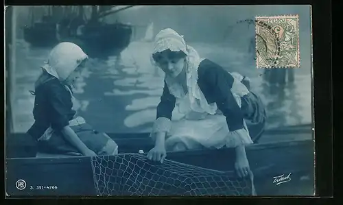 Foto-AK RPH Nr. 391-4766: Fischerin mit der Tochter in einer Nussschale