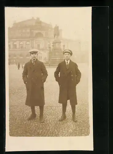 Foto-AK Dresden, 2 Männer auf dem Theaterplatz