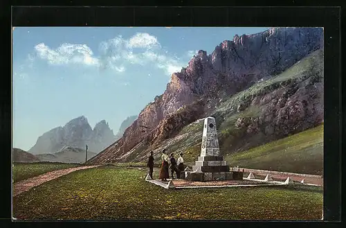 AK Pordoijoch, Obelisk mit Besuchergruppe