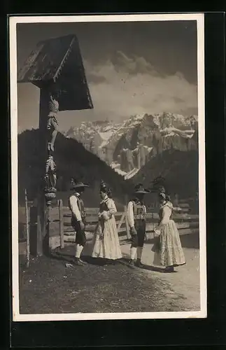 AK Selva in Val Gardena, Ortspartie mit Flurkreuz