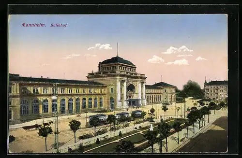 AK Mannheim, Strassenbahn vor dem Bahnhofsgebäude