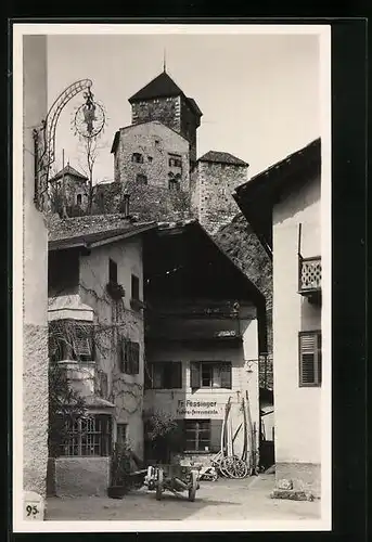 AK Klausen, Strassenpartie mit Blick auf Ruine Branzoll