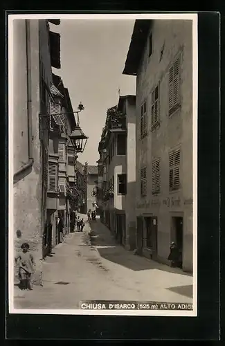 AK Chiusa d`Isarco, Strassenpartie mit Passanten