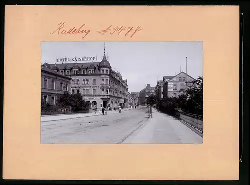 Fotografie Brück & Sohn Meissen, Ansicht Radeberg, Blick in die Dresdner Strasse mit dem Hotel Kaiserhof