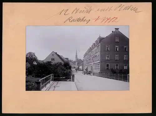 Fotografie Brück & Sohn Meissen, Ansicht Radeberg, Partie in der Stolpenerstrasse mit Wohnhäusern