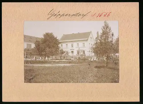 Fotografie Brück & Sohn Meissen, Ansicht Göppersdorf Bez. Dresden, Blick auf die Schule mit Wettinlinde, Kinder