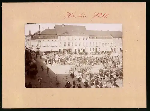 Fotografie Brück & Sohn Meissen, Ansicht Köslin, Marktplatz mit Litfasssäule, Geschäfte, Marktszene