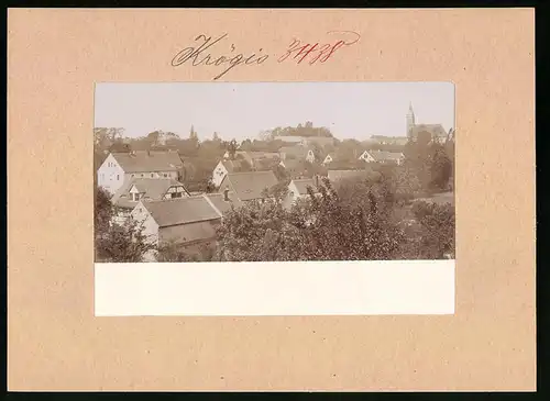 Fotografie Brück & Sohn Meissen, Ansicht Krögis, Blick in das Dorf mit Wohnhäusern und Kirche