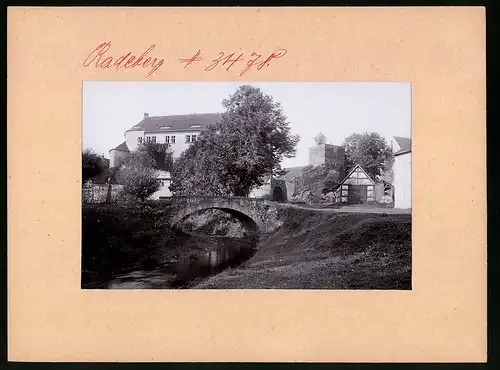 Fotografie Brück & Sohn Meissen, Ansicht Radeberg, Blick auf das Schloss mit der Steinbrücke