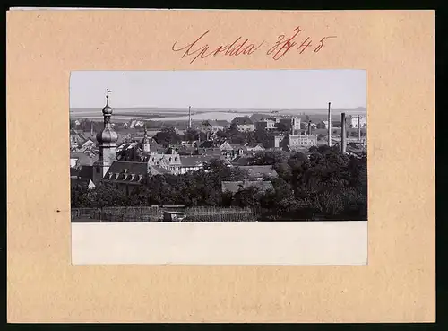 Fotografie Brück & Sohn Meissen, Ansicht Apolda, Blick auf die Stadt mit Kirche und Fabrik